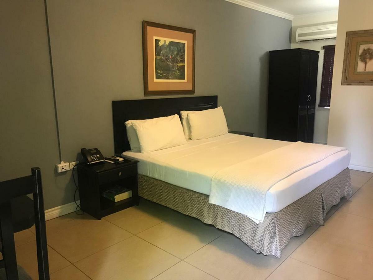 Palms Hotel Trinidad Arouca Exterior photo